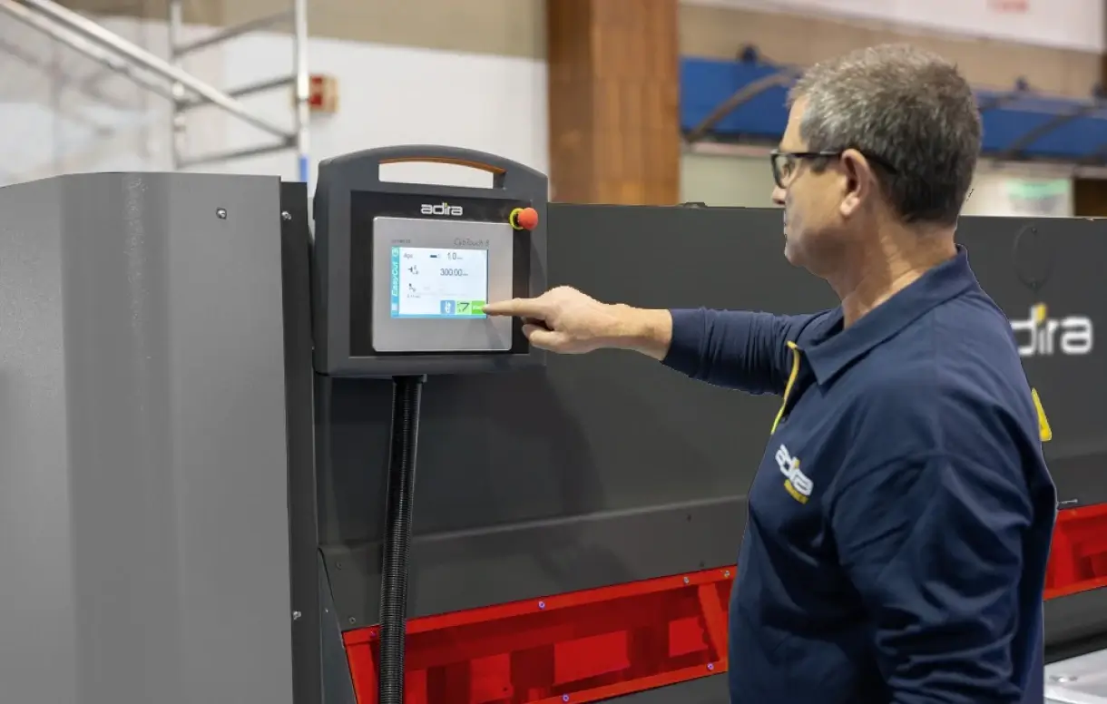 guillotine metal shear Operator programming hydraulic guillotine shear using Adira CybTouch CNC pendant